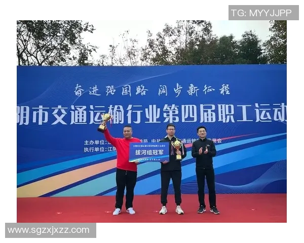 大连一方足球队奋勇争先力争冠军展现团队精神与拼搏精神